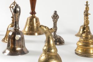 Lotto composto da trentaquattro campanelli in metalli vari, secolo XX  - Asta Incanti d'arte - Associazione Nazionale - Case d'Asta italiane
