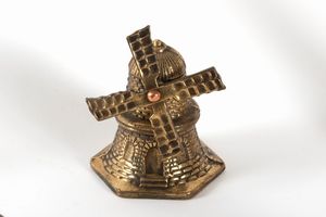 Lotto composto da trentaquattro campanelli in metalli vari, secolo XX  - Asta Incanti d'arte - Associazione Nazionale - Case d'Asta italiane