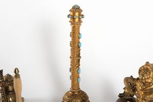 Lotto composto da trentaquattro campanelli in metalli vari, secolo XX  - Asta Incanti d'arte - Associazione Nazionale - Case d'Asta italiane