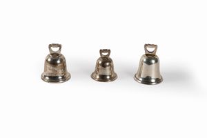 Lotto composto da tre campanelli in argento, Inghilterra inizi secolo XX  - Asta Incanti d'arte - Associazione Nazionale - Case d'Asta italiane
