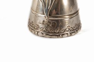 Lotto composto da tre campanelli in argento, Londra, Inghilterra secoli XIX - XX  - Asta Incanti d'arte - Associazione Nazionale - Case d'Asta italiane