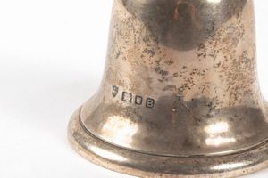 Due campanelli in argento, Londra, Inghilterra secolo XX  - Asta Incanti d'arte - Associazione Nazionale - Case d'Asta italiane