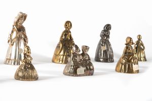 Lotto composto da diciannove campanelli in bronzo dorato, argentato e policromo, secolo XX  - Asta Incanti d'arte - Associazione Nazionale - Case d'Asta italiane