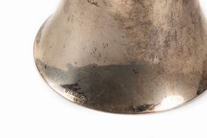 Lotto composto da sei campanelli in argento Sterling, secolo XX  - Asta Incanti d'arte - Associazione Nazionale - Case d'Asta italiane