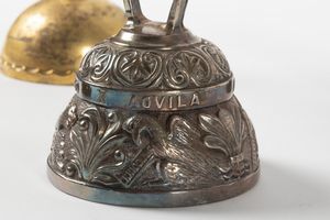 Lotto composto da diciassette campanelli in metalli vari e bronzo, epoche varie  - Asta Incanti d'arte - Associazione Nazionale - Case d'Asta italiane
