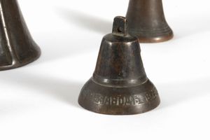 Lotto composto da diciassette campanelli in metalli vari e bronzo, epoche varie  - Asta Incanti d'arte - Associazione Nazionale - Case d'Asta italiane