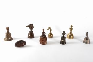 Lotto composto da otto campanelli in metallo e legno, inizio secolo XX  - Asta Incanti d'arte - Associazione Nazionale - Case d'Asta italiane