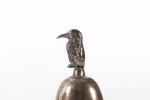 Lotto composto da otto campanelli in metallo e legno, inizio secolo XX  - Asta Incanti d'arte - Associazione Nazionale - Case d'Asta italiane