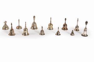 Lotto composto da dodici campanelli in argento, fine secolo XIX - inizi secolo XX  - Asta Incanti d'arte - Associazione Nazionale - Case d'Asta italiane
