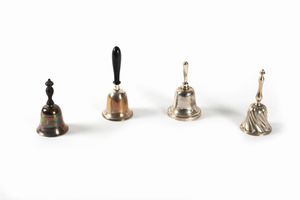 Lotto composto da quattro campanelli in argento, Inghilterra secoli XIX-XX  - Asta Incanti d'arte - Associazione Nazionale - Case d'Asta italiane
