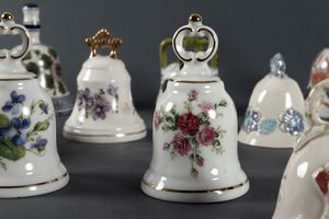 Lotto composto da diciassette campanelli in porcellana e maiolica bianca e policroma, secolo XX  - Asta Incanti d'arte - Associazione Nazionale - Case d'Asta italiane