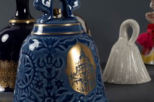 Lotto composto da diciassette campanelli in porcellana e maiolica bianca e policroma, secolo XX  - Asta Incanti d'arte - Associazione Nazionale - Case d'Asta italiane