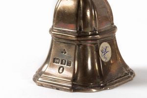 Lotto composto da cinque campanelli in argento, Inghilterra secoli XIX-XX  - Asta Incanti d'arte - Associazione Nazionale - Case d'Asta italiane