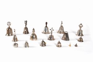 Lotto composto da quindici campanelli in argento e uno piccolo in metallo di epoche varie  - Asta Incanti d'arte - Associazione Nazionale - Case d'Asta italiane