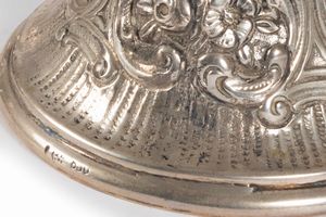 Lotto composto da quindici campanelli in argento e uno piccolo in metallo di epoche varie  - Asta Incanti d'arte - Associazione Nazionale - Case d'Asta italiane