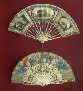 Lotto di quattro ventagli, uno Grand Tour dipinto con vedute di Roma antica, secoli XVIII - XIX  - Asta Incanti d'arte - Associazione Nazionale - Case d'Asta italiane