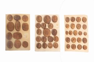 Lotto composto da 193 calchi in gesso da antichi cammei  - Asta Incanti d'arte - Associazione Nazionale - Case d'Asta italiane