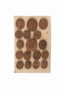 Lotto composto da 193 calchi in gesso da antichi cammei  - Asta Incanti d'arte - Associazione Nazionale - Case d'Asta italiane