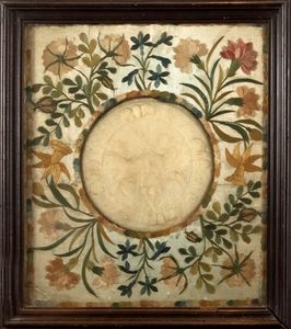 Bassorilievo in cera raffigurante Incoronazione della Vergine, entro passepartout in seta ricamata, fine secolo XVII - inizio XVIII  - Asta Incanti d'arte - Associazione Nazionale - Case d'Asta italiane