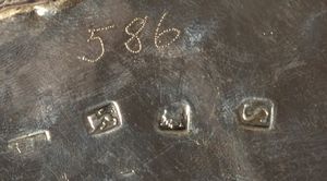 Piattino Salver in argento, con stemma inciso, Londra, Inghilterra, secolo XVIII  - Asta Incanti d'arte - Associazione Nazionale - Case d'Asta italiane