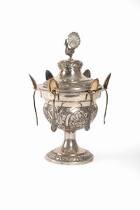 Zuccheriera in argento con presa a forma di pavone, secolo XIX  - Asta Incanti d'arte - Associazione Nazionale - Case d'Asta italiane