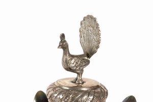 Zuccheriera in argento con presa a forma di pavone, secolo XIX  - Asta Incanti d'arte - Associazione Nazionale - Case d'Asta italiane