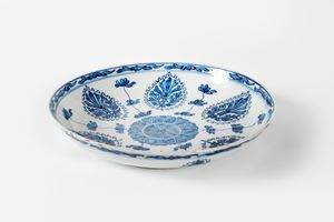 Piatto in porcellana bianca e blu, Cina, dinastia Qing, periodo Kangxi  - Asta Incanti d'arte - Associazione Nazionale - Case d'Asta italiane
