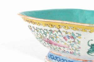 Alzata in porcellana policroma, Cina secolo XIX  - Asta Incanti d'arte - Associazione Nazionale - Case d'Asta italiane