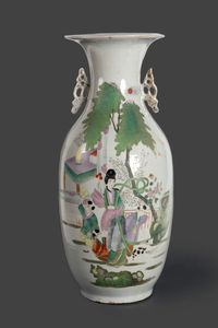 Vaso in porcellana policroma raffigurante figura femminile con bambini e paesaggio, Cina prima met del secolo XX  - Asta Incanti d'arte - Associazione Nazionale - Case d'Asta italiane