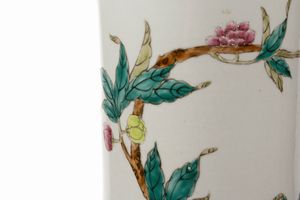 Vaso in porcellana bianca con decori policromi a fiori e frutti, Cina secolo XX  - Asta Incanti d'arte - Associazione Nazionale - Case d'Asta italiane
