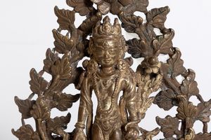 Antica scultura in bronzo con tracce di doratura raffigurante bodhisattva, area hymalayana Nepal-Tibet  - Asta Incanti d'arte - Associazione Nazionale - Case d'Asta italiane