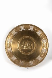 Grande piatto in metallo sbalzato, India inizi secolo XX  - Asta Incanti d'arte - Associazione Nazionale - Case d'Asta italiane