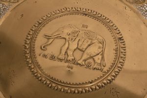 Grande piatto in metallo sbalzato, India inizi secolo XX  - Asta Incanti d'arte - Associazione Nazionale - Case d'Asta italiane