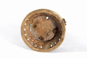 Antica scultura buddhista in bronzo raffigurante bodhisattva, area hymalayana Nepal-Tibet  - Asta Incanti d'arte - Associazione Nazionale - Case d'Asta italiane