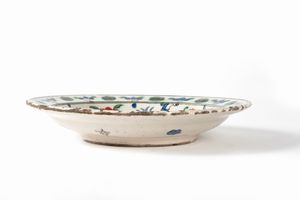 Piatto in ceramica Iznik, Impero Ottomano, Turchia, secolo XVII  - Asta Incanti d'arte - Associazione Nazionale - Case d'Asta italiane