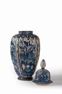 Vaso in ceramica bianca e blu con coperchio, Delft secolo XIX  - Asta Incanti d'arte - Associazione Nazionale - Case d'Asta italiane