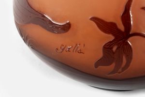 Gallè : Vaso in vetro con lavorazione all'acido, decorato con motivi floreali a due colori, inizi secolo XX  - Asta Incanti d'arte - Associazione Nazionale - Case d'Asta italiane