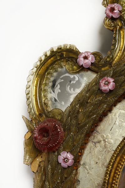 MANIFATTURA VENEZIANA DEL XX SECOLO : Specchiera con cornice in vetro con elementi fitomorfi e fiori applicati  - Asta Asta 395 | ARTE ANTICA E DEL XIX SECOLO Online - Associazione Nazionale - Case d'Asta italiane