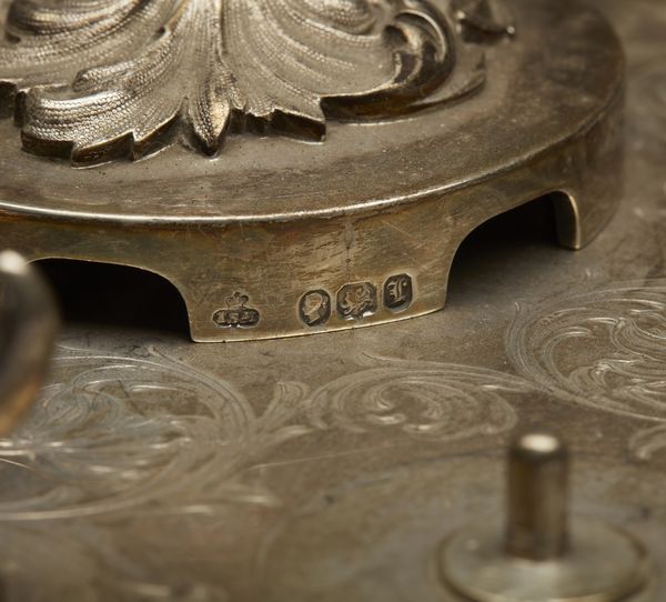 ARGENTIERE INGLESE DEL XIX SECOLO : Portauova in argento cesellato composto da 6 coppette e 4 cucchiaini, su vassoio circolare a decorazioni fitomorfe  - Asta Asta 395 | ARTE ANTICA E DEL XIX SECOLO Online - Associazione Nazionale - Case d'Asta italiane