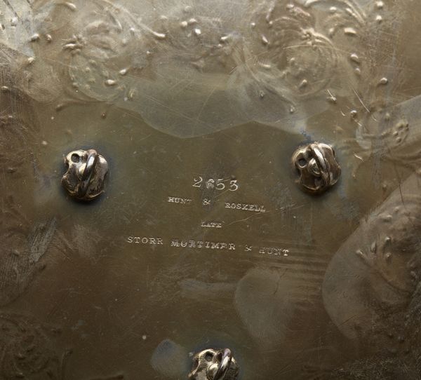 ARGENTIERE INGLESE DEL XIX SECOLO : Portauova in argento cesellato composto da 6 coppette e 4 cucchiaini, su vassoio circolare a decorazioni fitomorfe  - Asta Asta 395 | ARTE ANTICA E DEL XIX SECOLO Online - Associazione Nazionale - Case d'Asta italiane