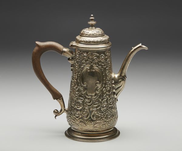 ARGENTIERE INGLESE DEL XVIII SECOLO : Caffettiera in argento cesellata a motivi floreali e fitomorfi in rilievo, manico in legno  - Asta Asta 395 | ARTE ANTICA E DEL XIX SECOLO Online - Associazione Nazionale - Case d'Asta italiane