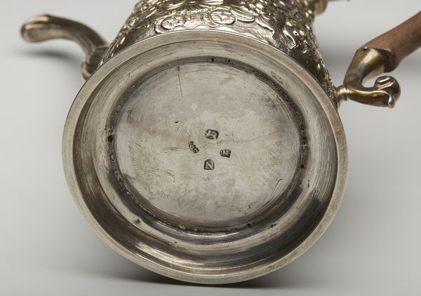 ARGENTIERE INGLESE DEL XVIII SECOLO : Caffettiera in argento cesellata a motivi floreali e fitomorfi in rilievo, manico in legno  - Asta Asta 395 | ARTE ANTICA E DEL XIX SECOLO Online - Associazione Nazionale - Case d'Asta italiane