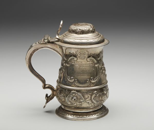 ARGENTIERE INGLESE DEL XIX SECOLO : Tankard in argento cesellato con motivi fitomorfi  in rilievo e dedica incisa sul corpo datata 1857  - Asta Asta 395 | ARTE ANTICA E DEL XIX SECOLO Online - Associazione Nazionale - Case d'Asta italiane