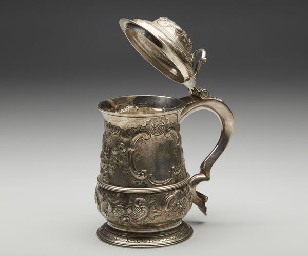 ARGENTIERE INGLESE DEL XIX SECOLO : Tankard in argento cesellato con motivi fitomorfi  in rilievo e dedica incisa sul corpo datata 1857  - Asta Asta 395 | ARTE ANTICA E DEL XIX SECOLO Online - Associazione Nazionale - Case d'Asta italiane