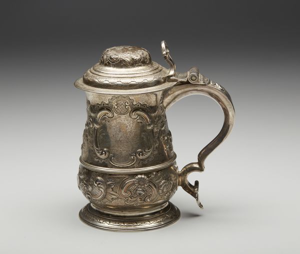 ARGENTIERE INGLESE DEL XIX SECOLO : Tankard in argento cesellato con motivi fitomorfi  in rilievo e dedica incisa sul corpo datata 1857  - Asta Asta 395 | ARTE ANTICA E DEL XIX SECOLO Online - Associazione Nazionale - Case d'Asta italiane