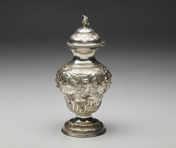 ARGENTIERE INGLESE DEL XIX SECOLO : Scatola da the in argento cesellato con motivi floreali e fitomorfi in rilievo, poggiante su base circolare  - Asta Asta 395 | ARTE ANTICA E DEL XIX SECOLO Online - Associazione Nazionale - Case d'Asta italiane