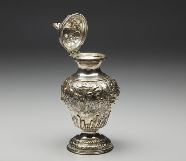 ARGENTIERE INGLESE DEL XIX SECOLO : Scatola da the in argento cesellato con motivi floreali e fitomorfi in rilievo, poggiante su base circolare  - Asta Asta 395 | ARTE ANTICA E DEL XIX SECOLO Online - Associazione Nazionale - Case d'Asta italiane