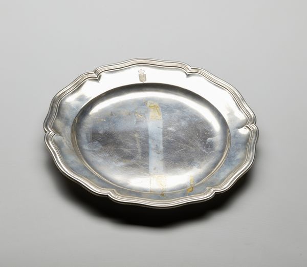 ARGENTIERE NAPOLETANO DEL XVIII SECOLO : Piatto in argento sbalzato di forma circolare con bordo mistilineo, stemma coronato inciso sulla tesa  - Asta Asta 395 | ARTE ANTICA E DEL XIX SECOLO Online - Associazione Nazionale - Case d'Asta italiane
