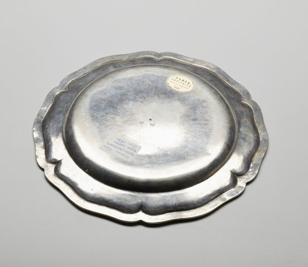 ARGENTIERE NAPOLETANO DEL XVIII SECOLO : Piatto in argento sbalzato di forma circolare con bordo mistilineo, stemma coronato inciso sulla tesa  - Asta Asta 395 | ARTE ANTICA E DEL XIX SECOLO Online - Associazione Nazionale - Case d'Asta italiane