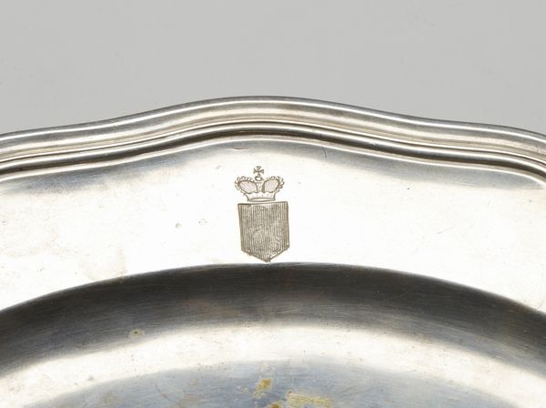 ARGENTIERE NAPOLETANO DEL XVIII SECOLO : Piatto in argento sbalzato di forma circolare con bordo mistilineo, stemma coronato inciso sulla tesa  - Asta Asta 395 | ARTE ANTICA E DEL XIX SECOLO Online - Associazione Nazionale - Case d'Asta italiane